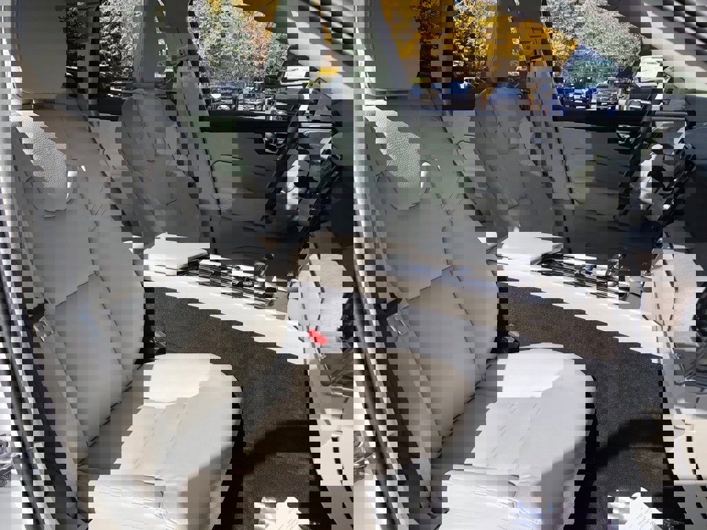 Used 2023 Volvo XC60 T8 Plus image 33