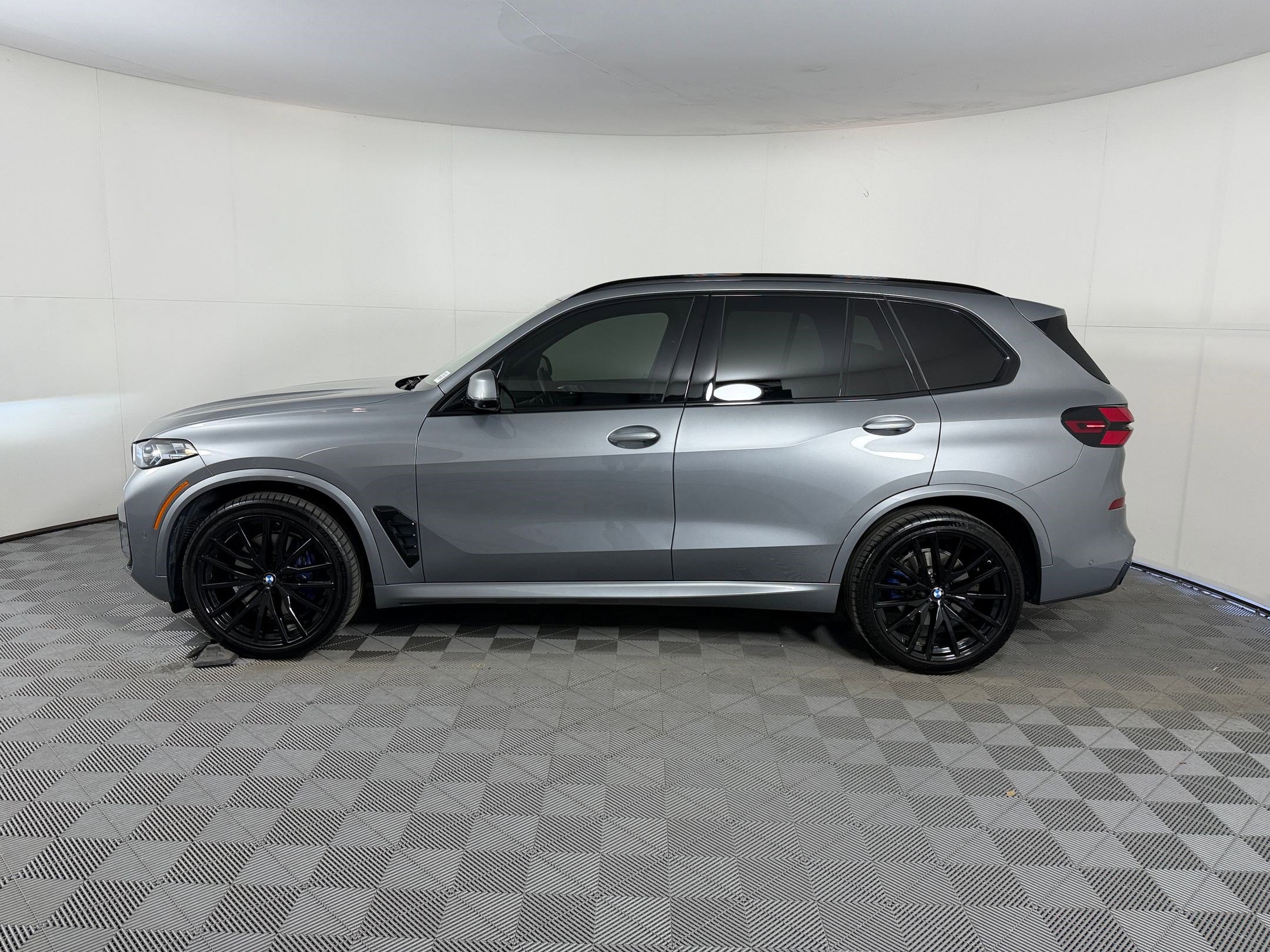 Used 2024 BMW X5 xDrive40i w/ M Sport Package AWD/4WD image 2