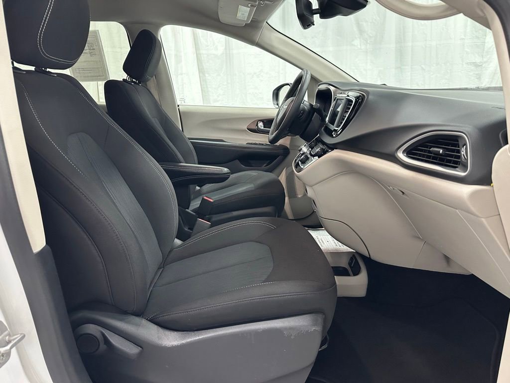 Used 2023 Chrysler Voyager LX image 63