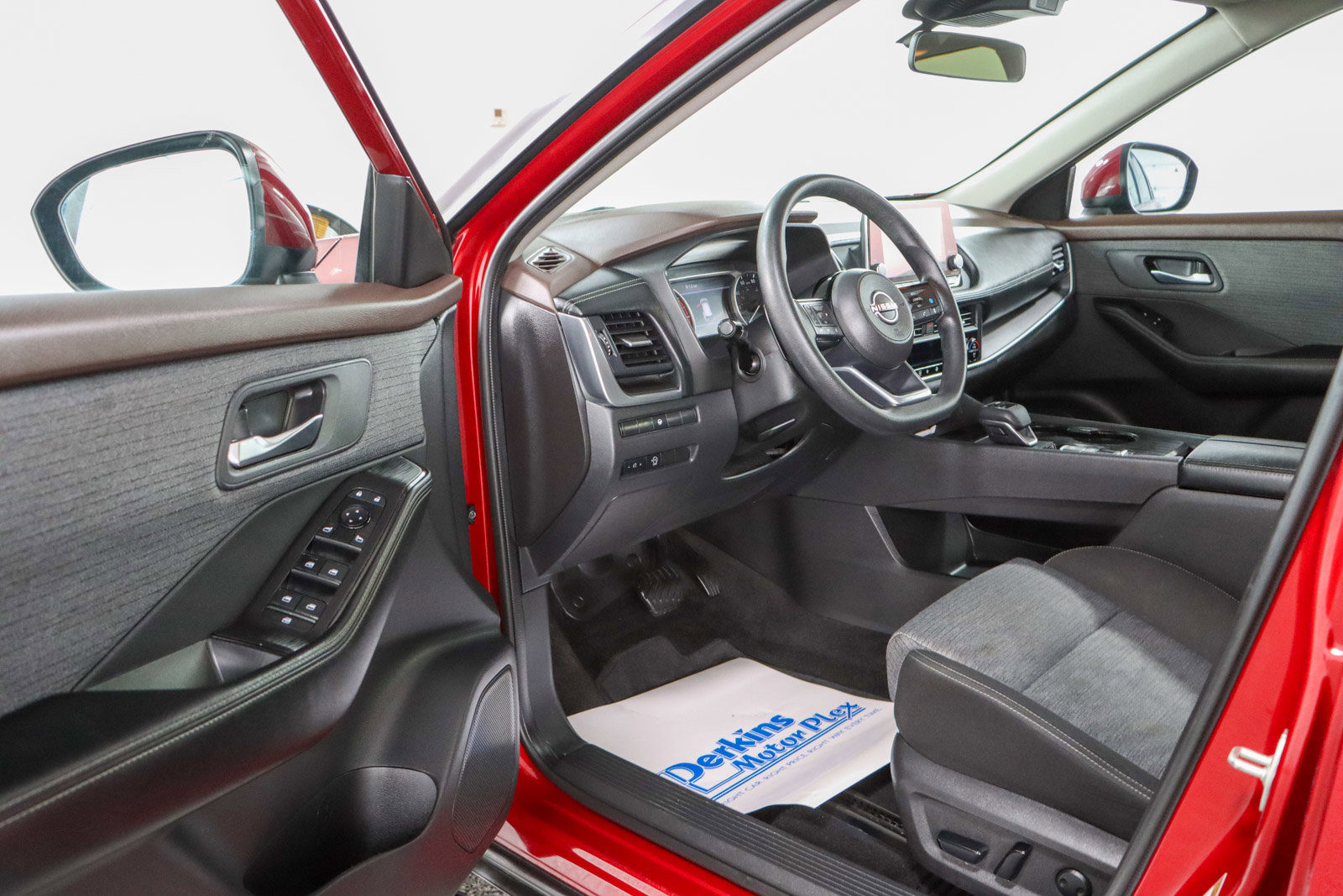 Used 2023 Nissan Rogue SV image 3