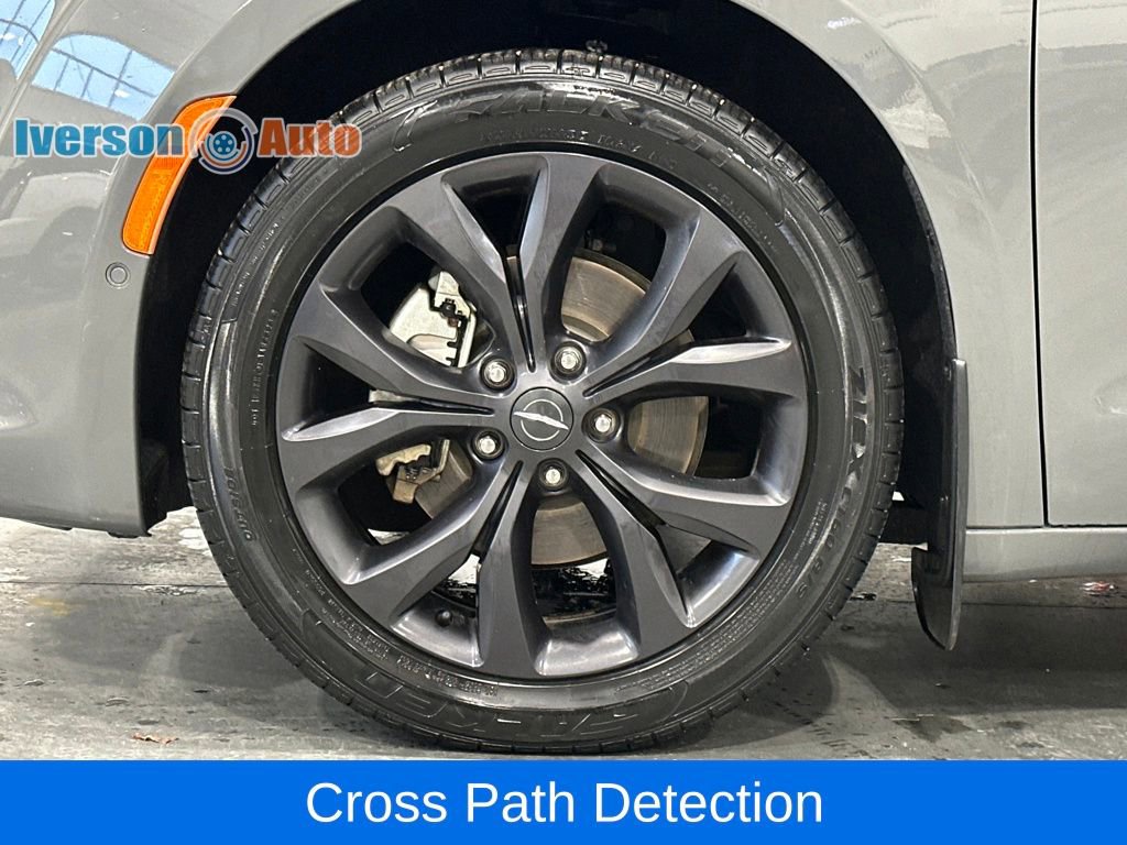 Used 2020 Chrysler Pacifica Touring-L w/ Advanced Safetytec Group image 12