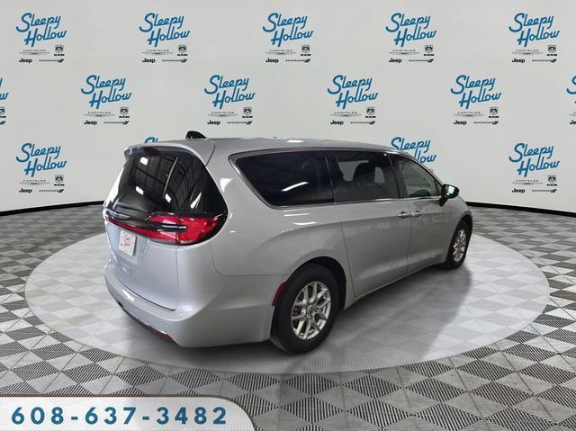 Used 2024 Chrysler Pacifica Touring-L image 5