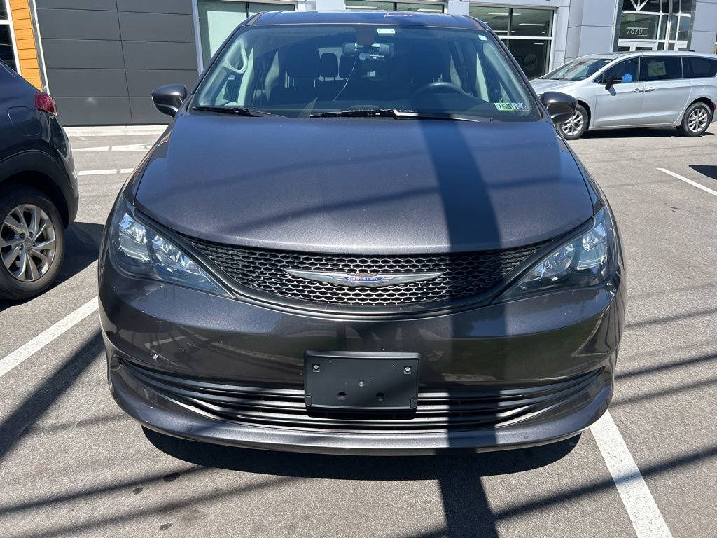 Used 2020 Chrysler Voyager L FWD image 3