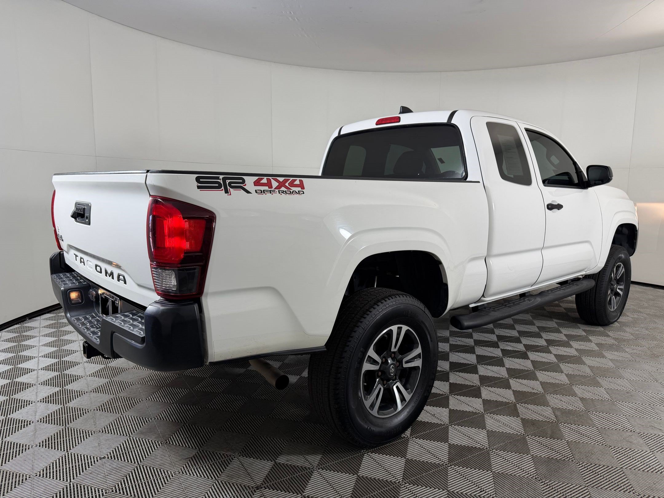 Used 2020 Toyota Tacoma SR AWD/4WD image 9