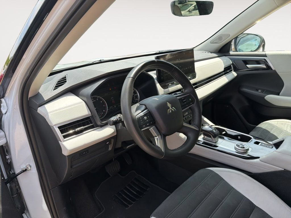 Used 2025 Mitsubishi Outlander SE FWD image 15