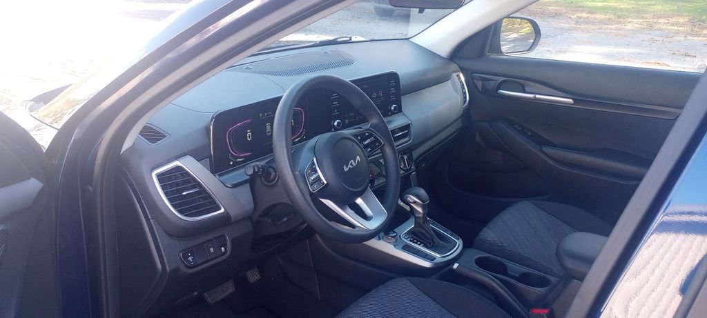 Used 2025 Kia Seltos LX image 10