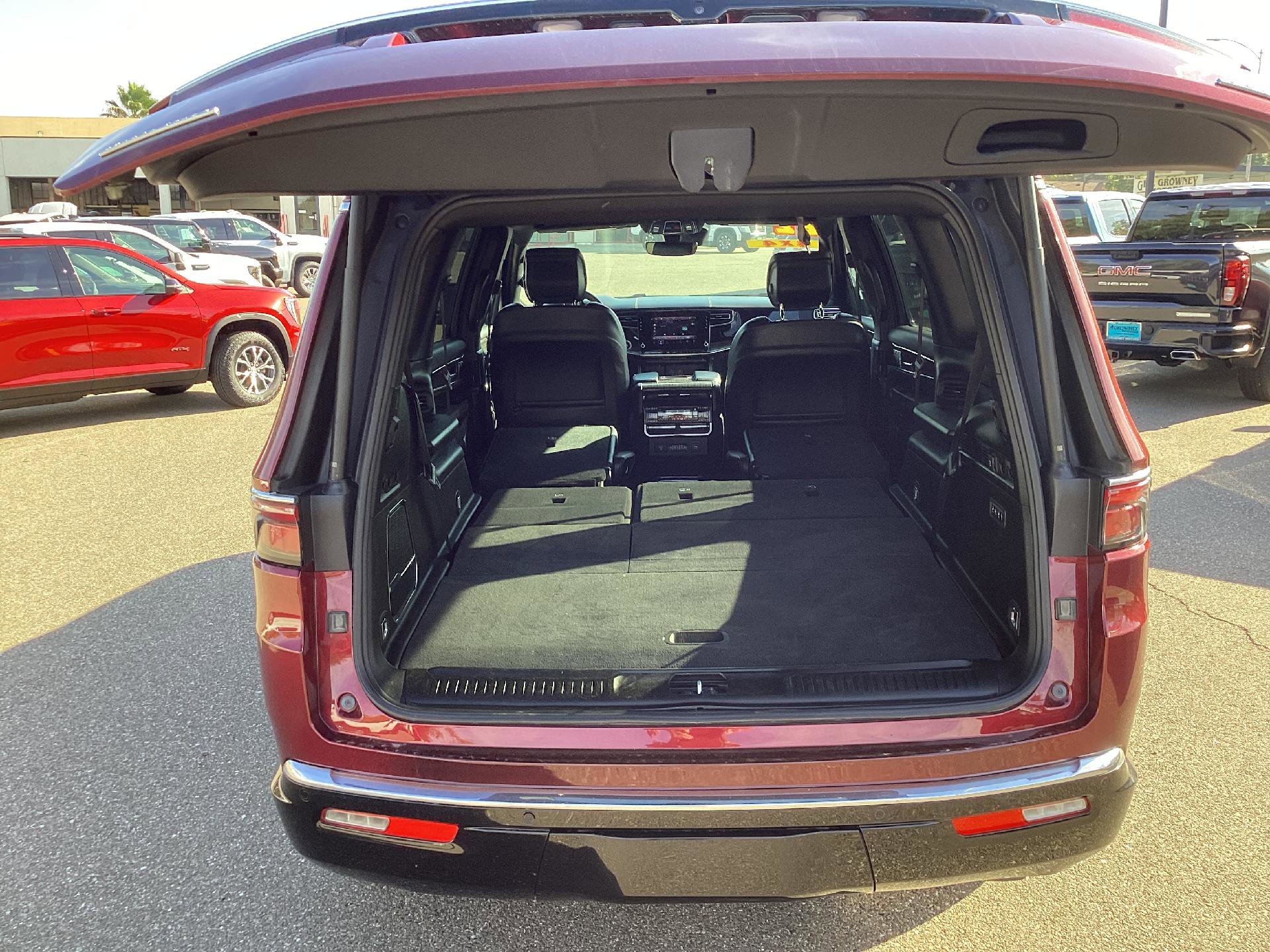 Used 2022 Jeep Wagoneer Series III w/ Flexible Seating Group image 7