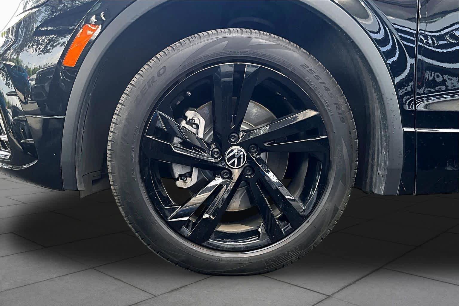 Used 2024 Volkswagen Tiguan SE R-Line FWD image 10