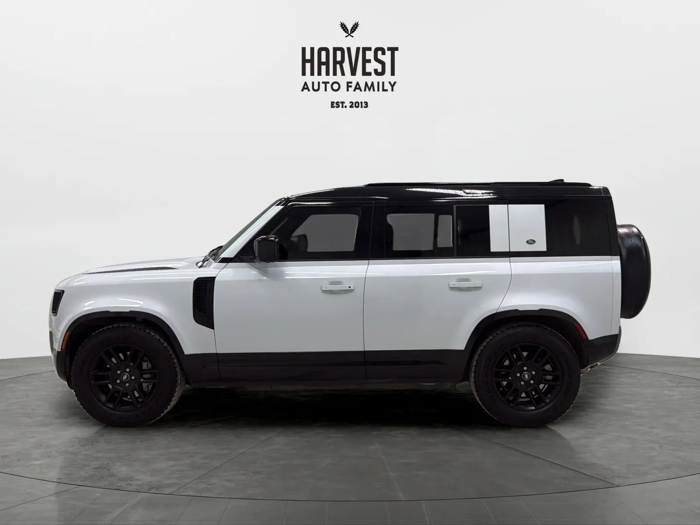 Used 2023 Land Rover Defender 110 X-Dynamic SE image 2