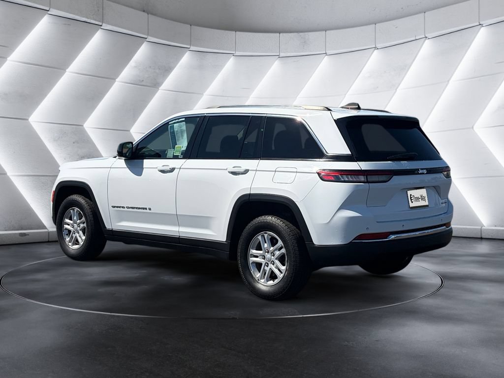 Used 2024 Jeep Grand Cherokee Laredo RWD image 3