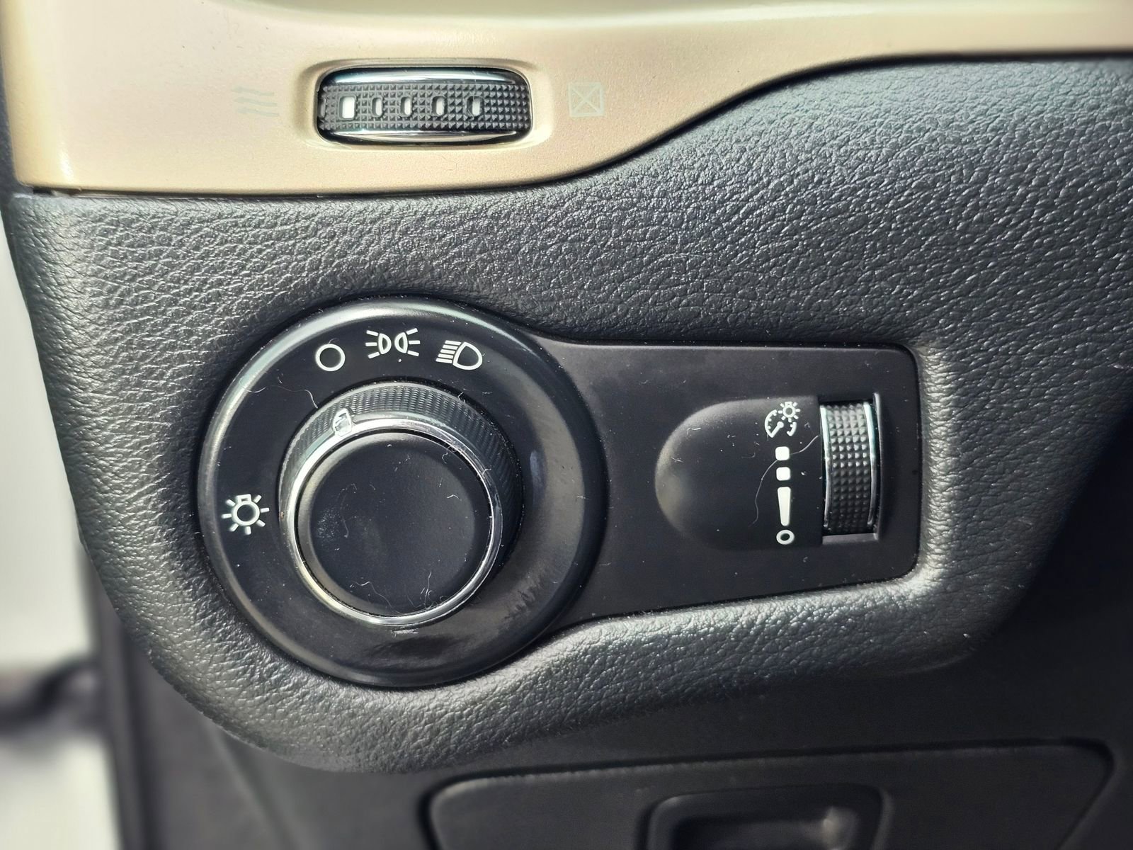 Used 2015 Jeep Cherokee Sport w/ Sport Appearance Group image 19