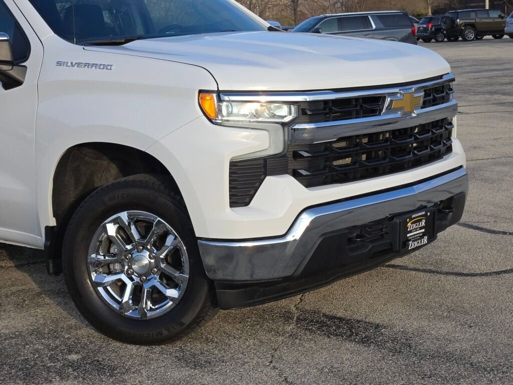 Used 2022 Chevrolet Silverado 1500 LT AWD/4WD image 2