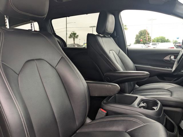 Used 2025 Chrysler Pacifica Select FWD image 33