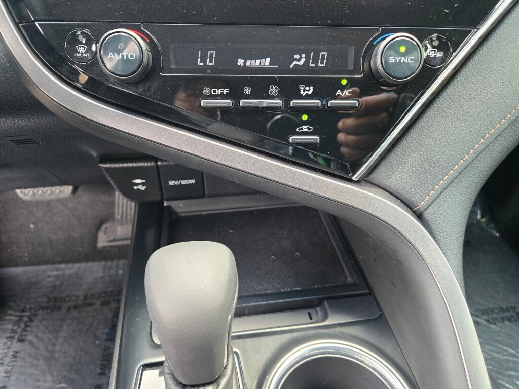 Used 2018 Toyota Camry XLE FWD image 16
