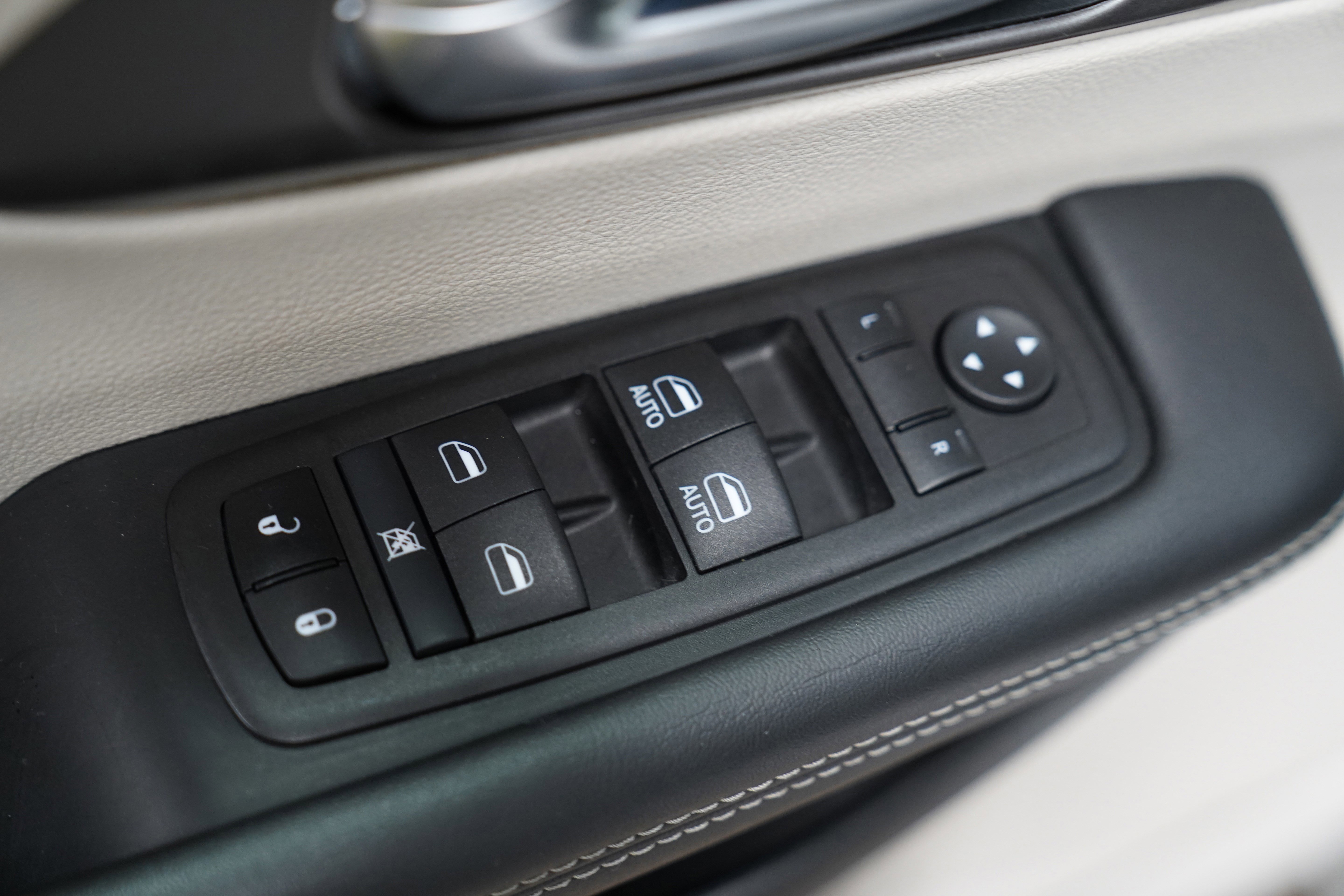 Used 2024 Chrysler Pacifica Touring-L FWD image 19