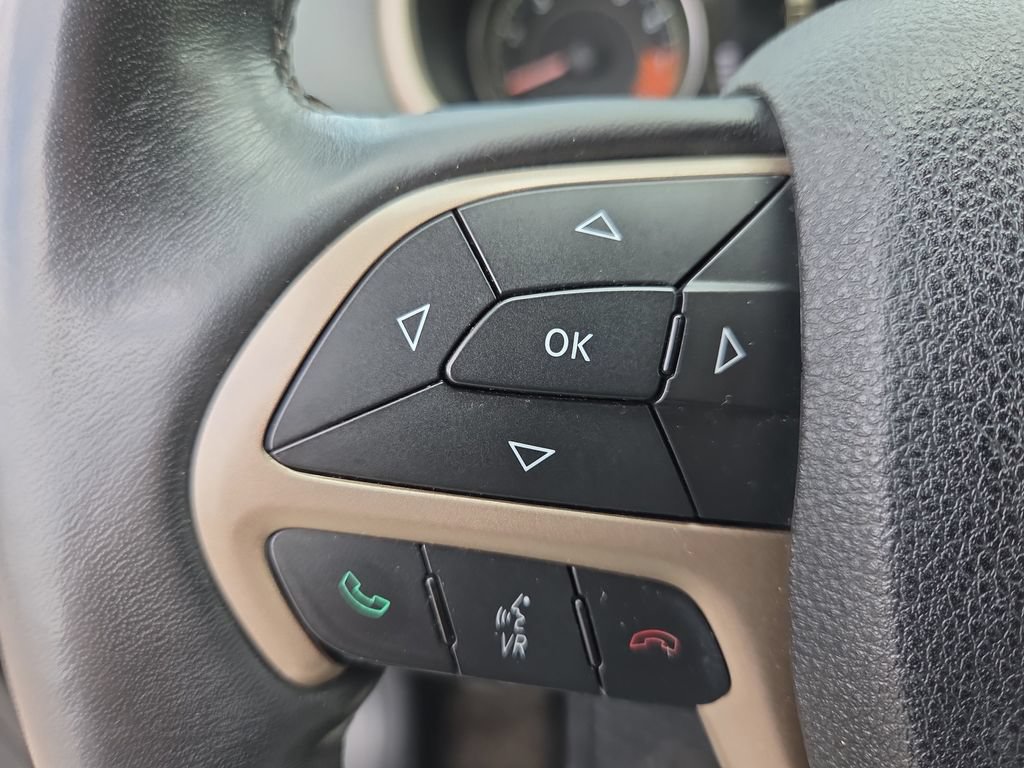 Used 2014 Jeep Cherokee Latitude w/ Comfort/Convenience Group AWD/4WD image 28