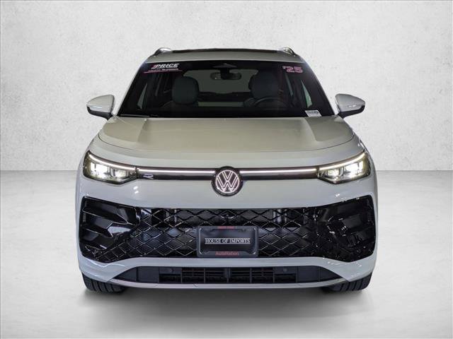 Used 2025 Volkswagen Tiguan SEL R-Line AWD/4WD image 2