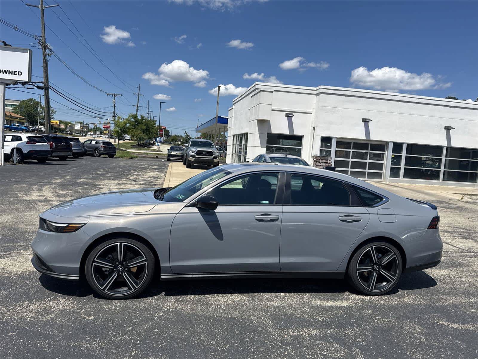 Used 2025 Honda Accord Sport image 2