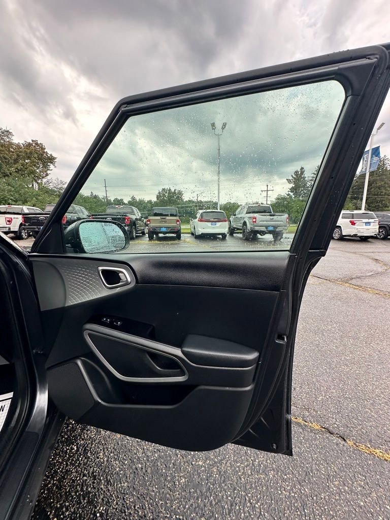 Used 2023 Kia Soul LX w/ LX Technology Package FWD image 19
