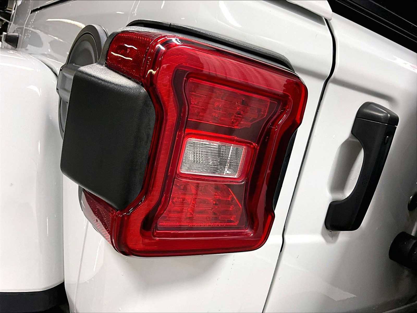 Used 2022 Jeep Wrangler Unlimited Rubicon w/ Xtreme Recon 35" Tire Package image 35