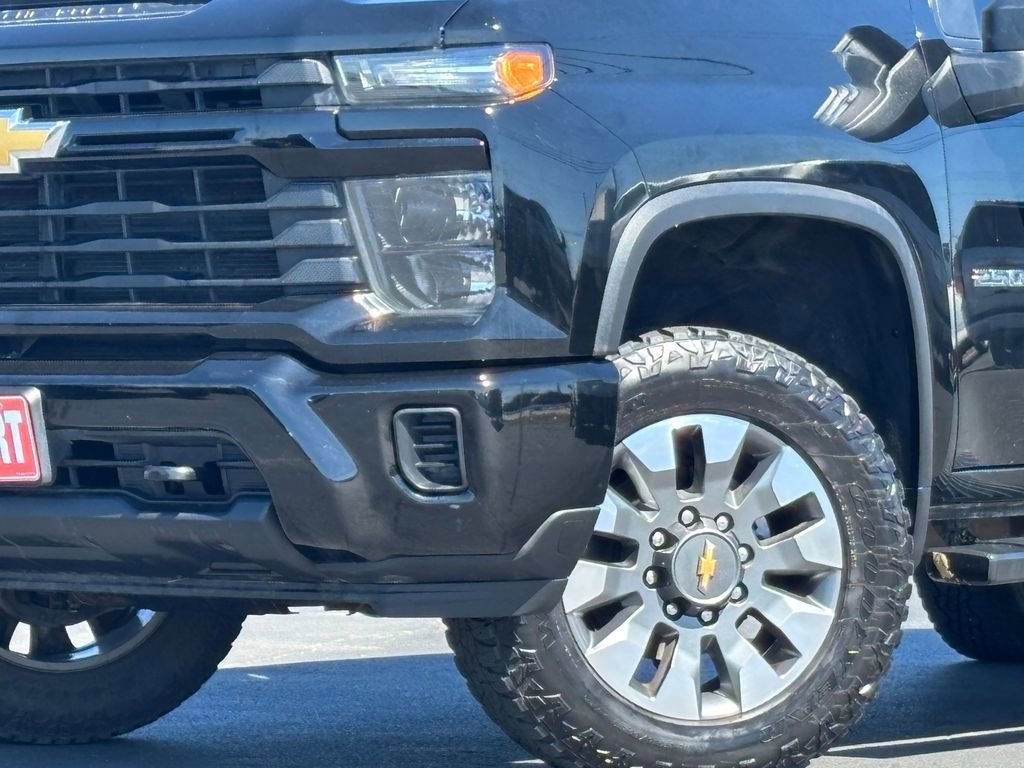 Used 2024 Chevrolet Silverado 2500 Custom image 2