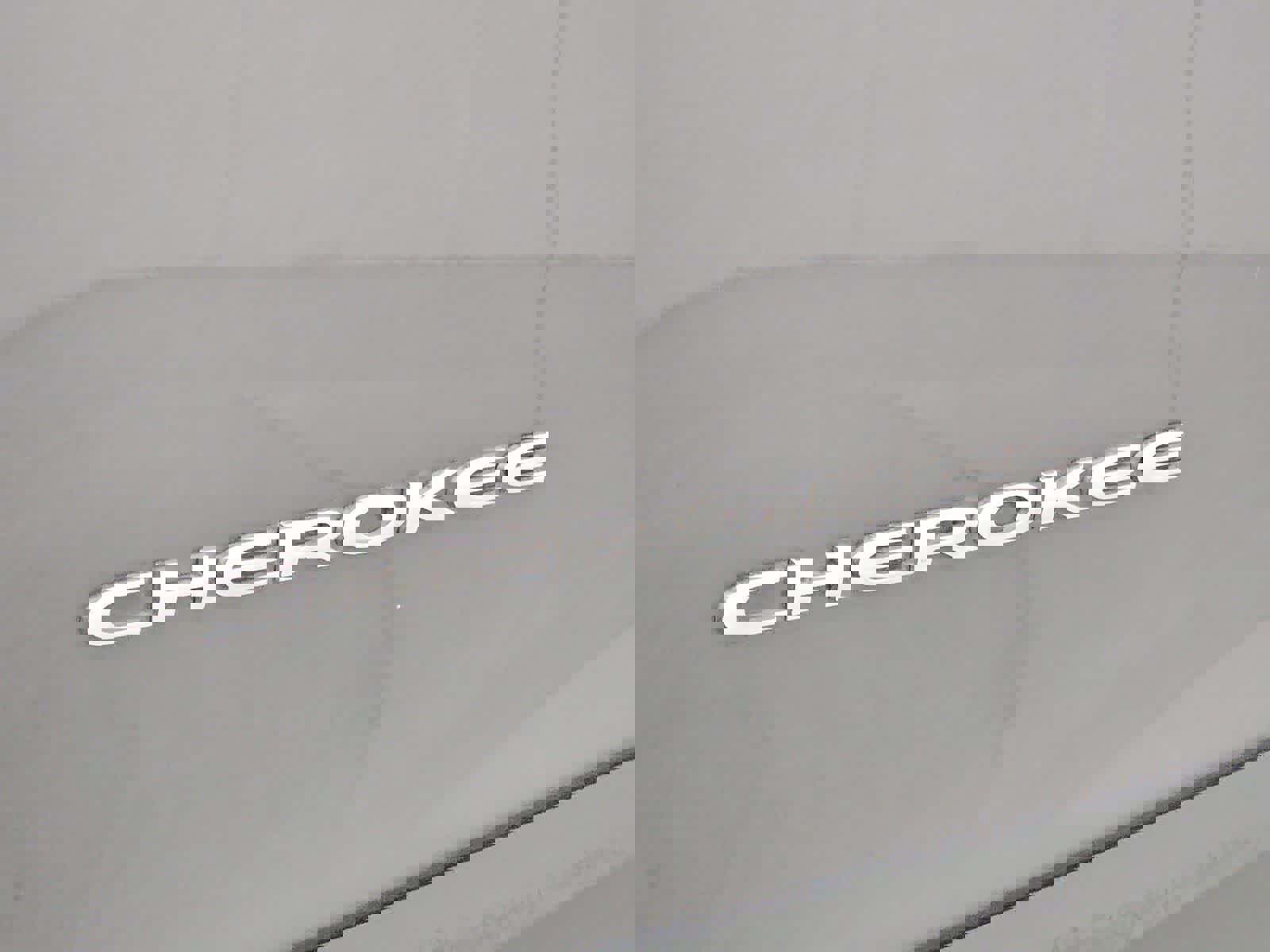 Used 2018 Jeep Cherokee Latitude Plus w/ Comfort/Convenience Group image 12