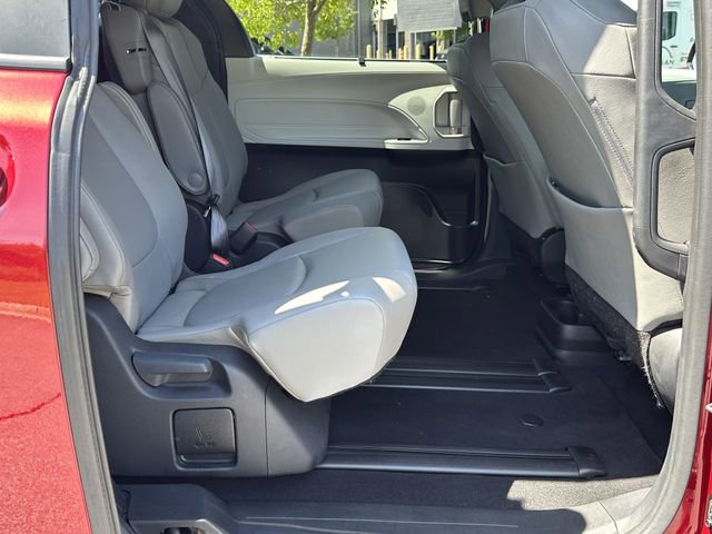 Used 2025 Toyota Sienna XLE FWD image 17