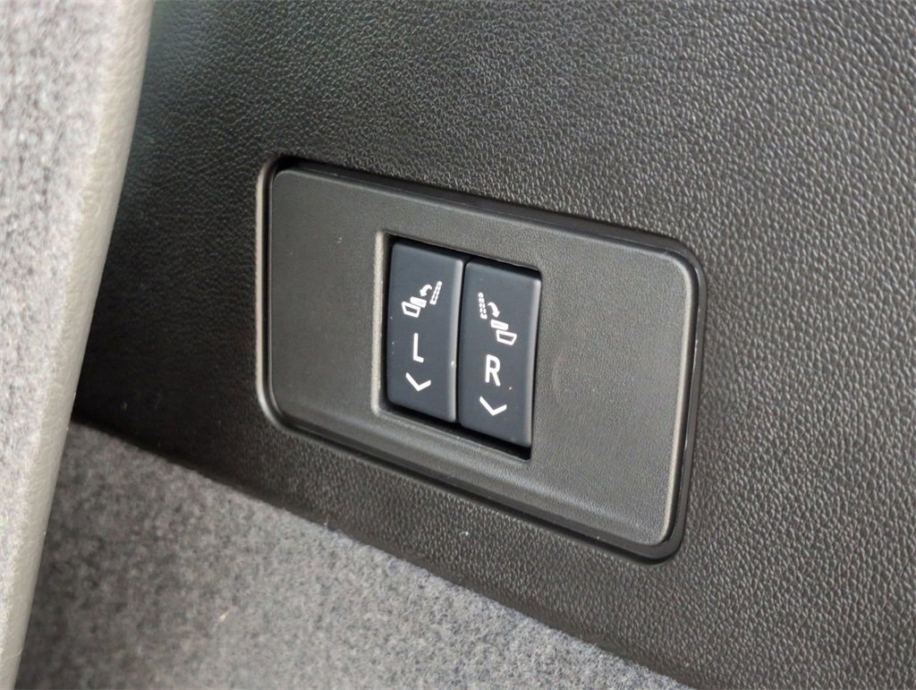 Used 2025 Cadillac XT6 Luxury image 27