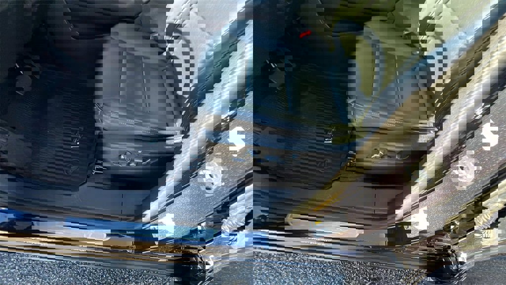 Used 2023 Cadillac XT4 Premium Luxury w/ Enhanced Visibility Package image 15