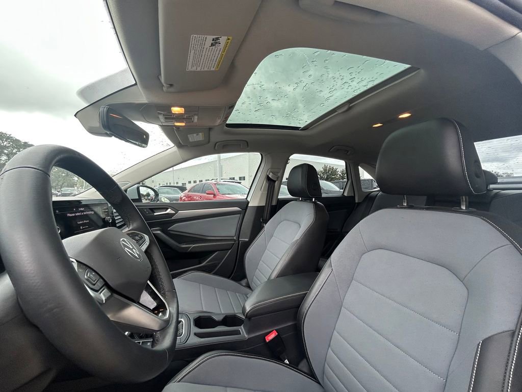 Used 2025 Volkswagen Jetta SE FWD image 12