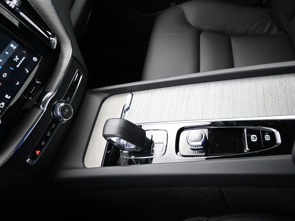 New 2025 Volvo XC60 B5 Plus w/ Protection Package Premier image 17