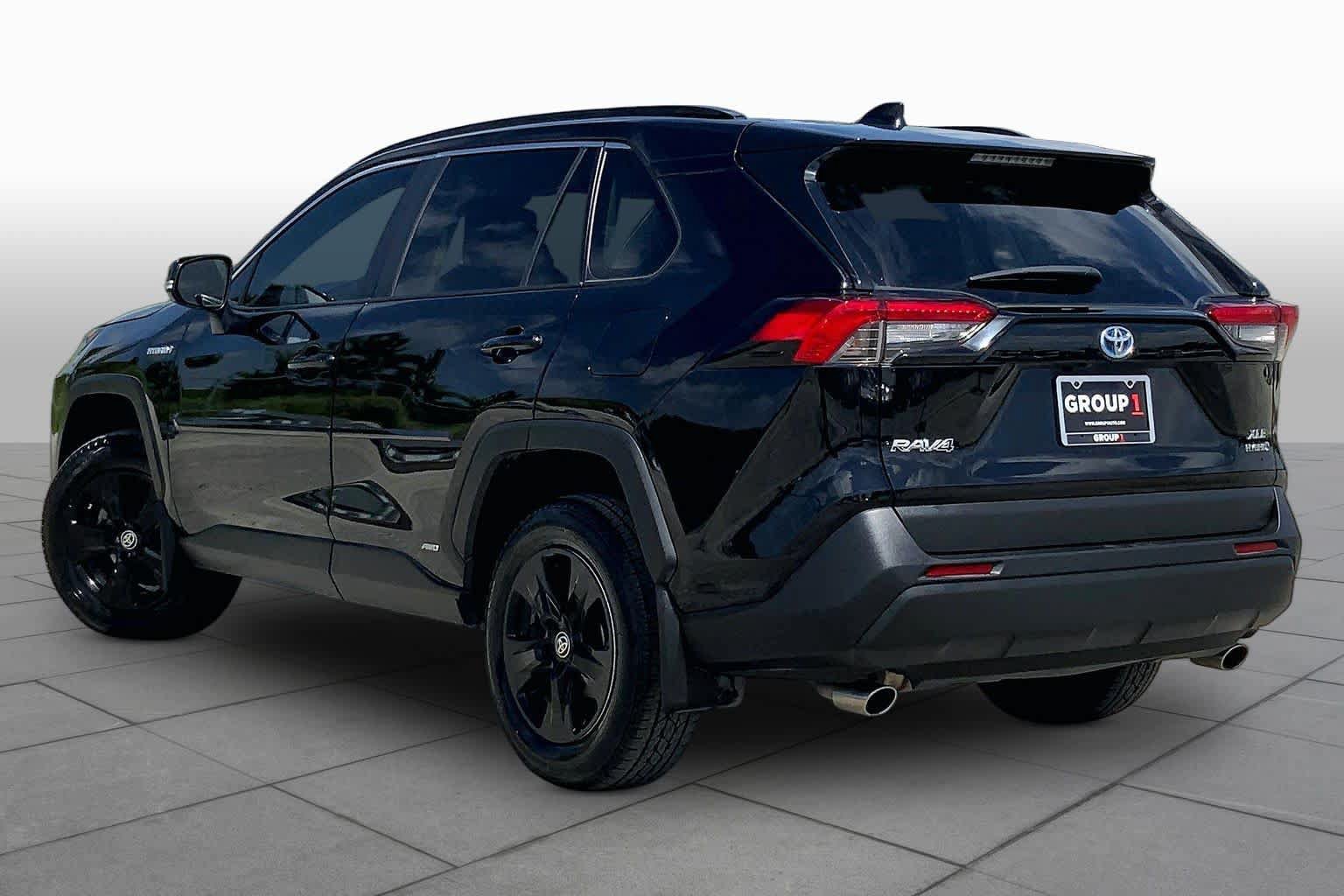 Used 2021 Toyota RAV4 XLE w/ XLE Grade Weather Package AWD/4WD image 12