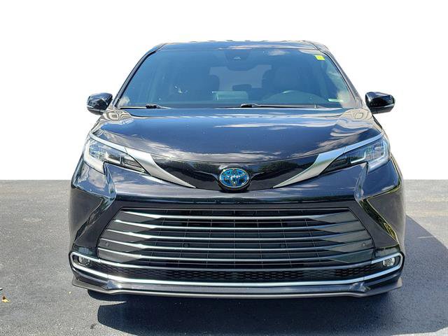 Used 2023 Toyota Sienna Limited FWD image 2