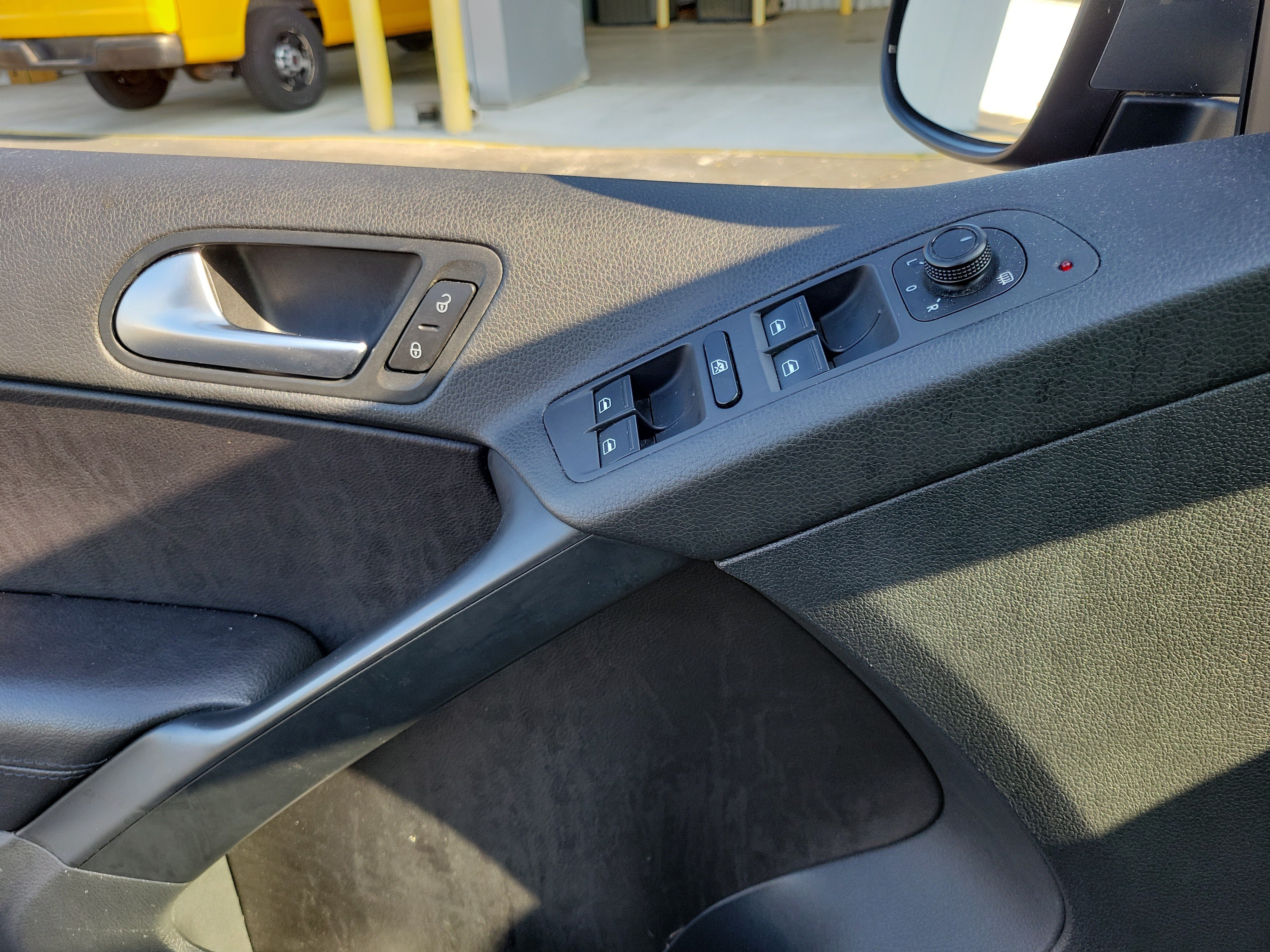 Used 2016 Volkswagen Tiguan S FWD image 17