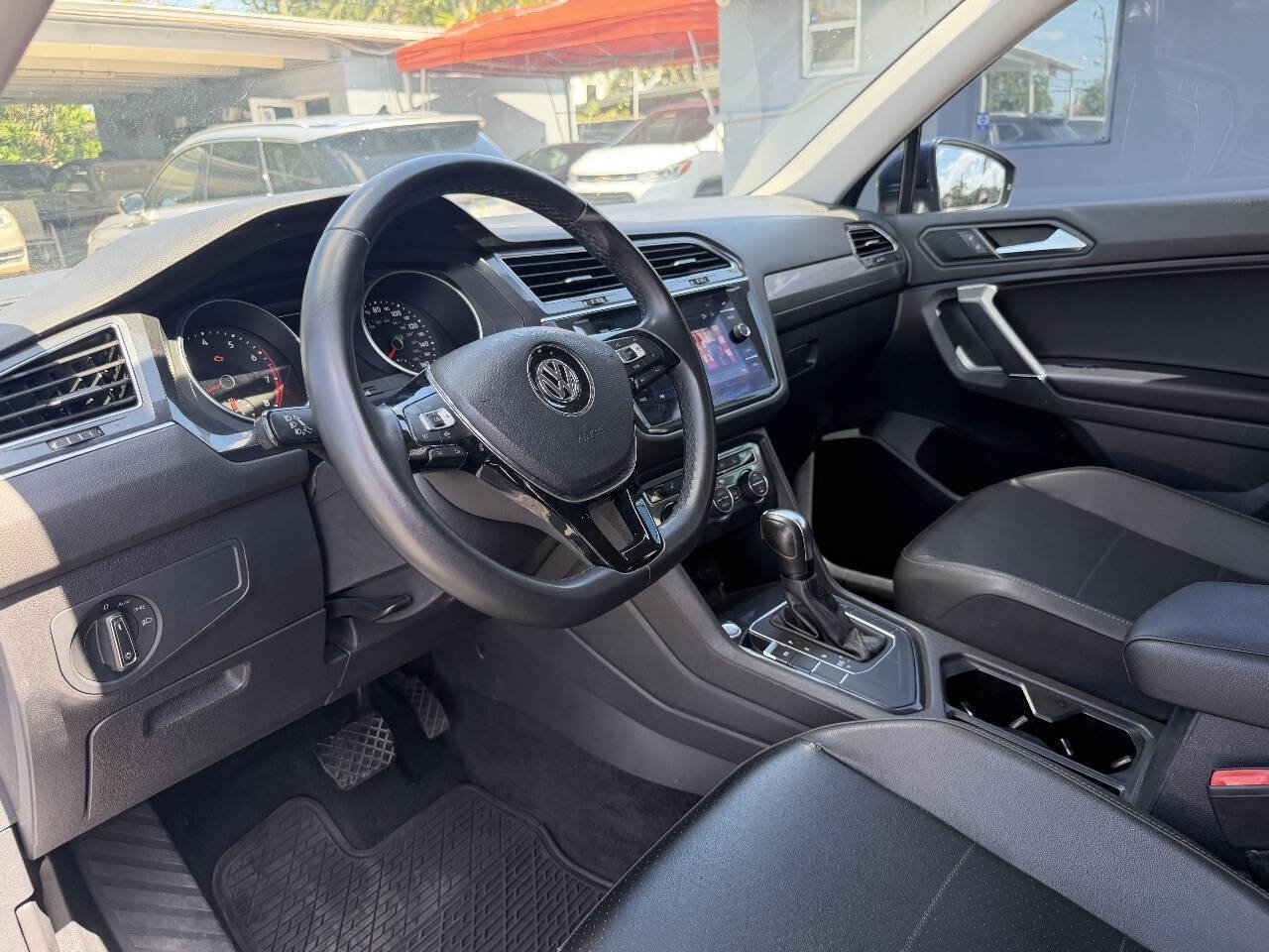 Used 2020 Volkswagen Tiguan SE FWD image 32