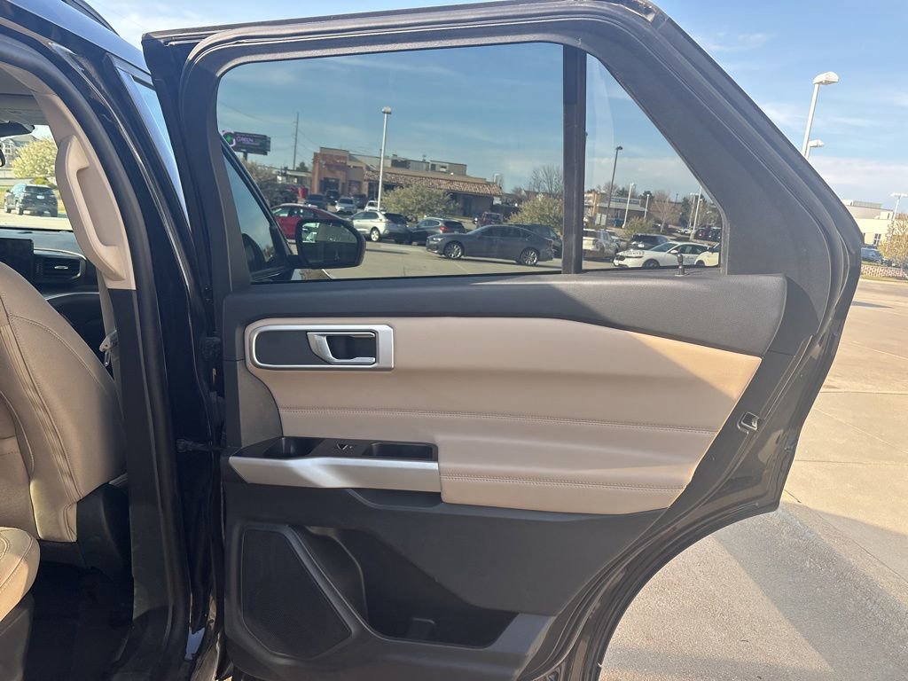 Used 2021 Ford Explorer XLT image 29
