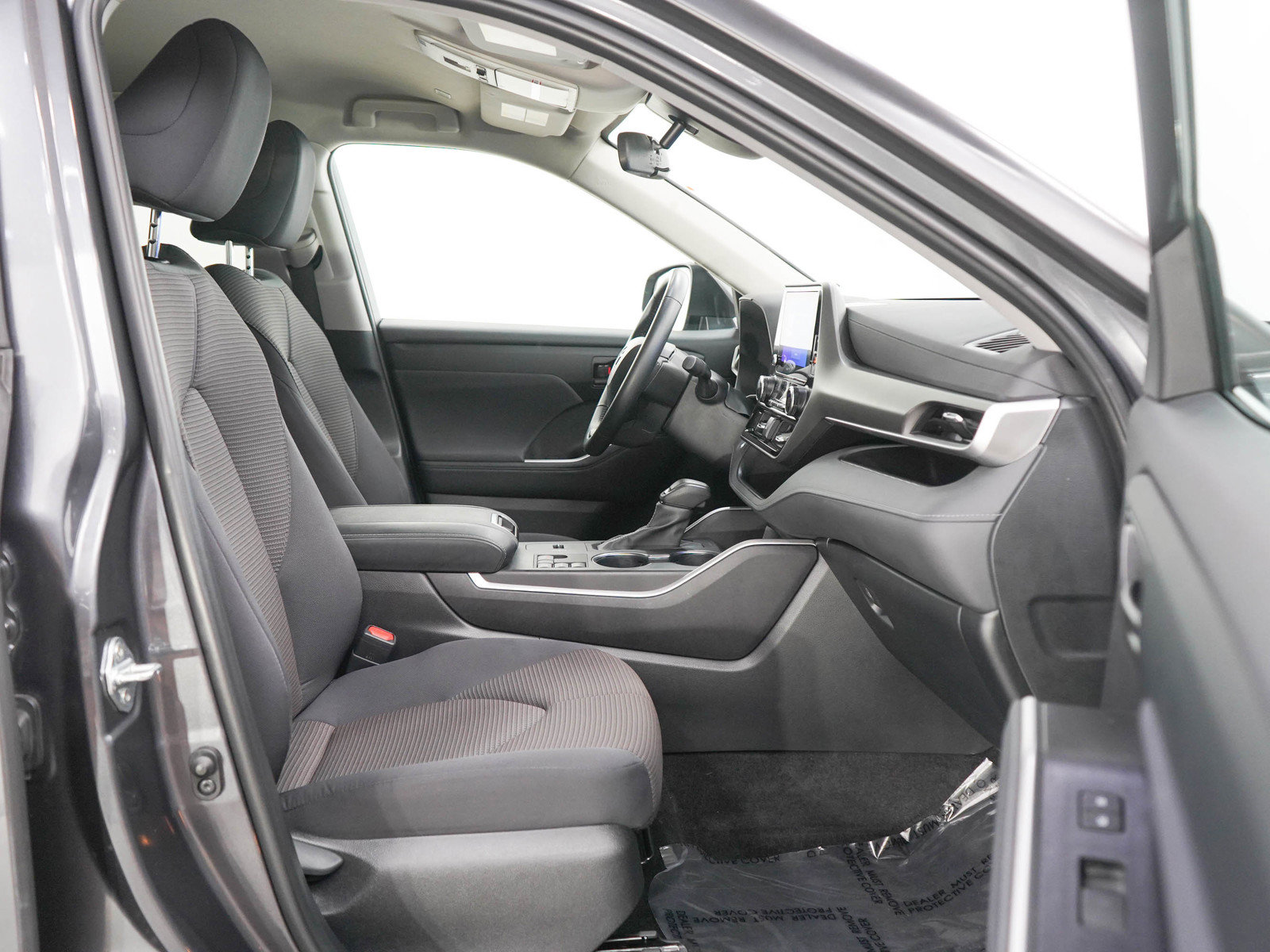 Used 2024 Toyota Highlander LE FWD image 11
