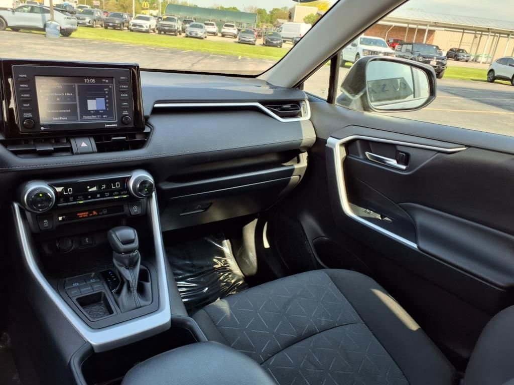 Used 2022 Toyota RAV4 XLE image 18