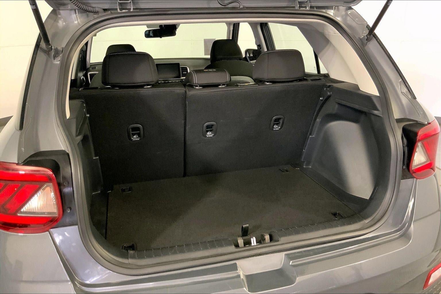 Used 2025 Hyundai Venue SEL FWD image 4