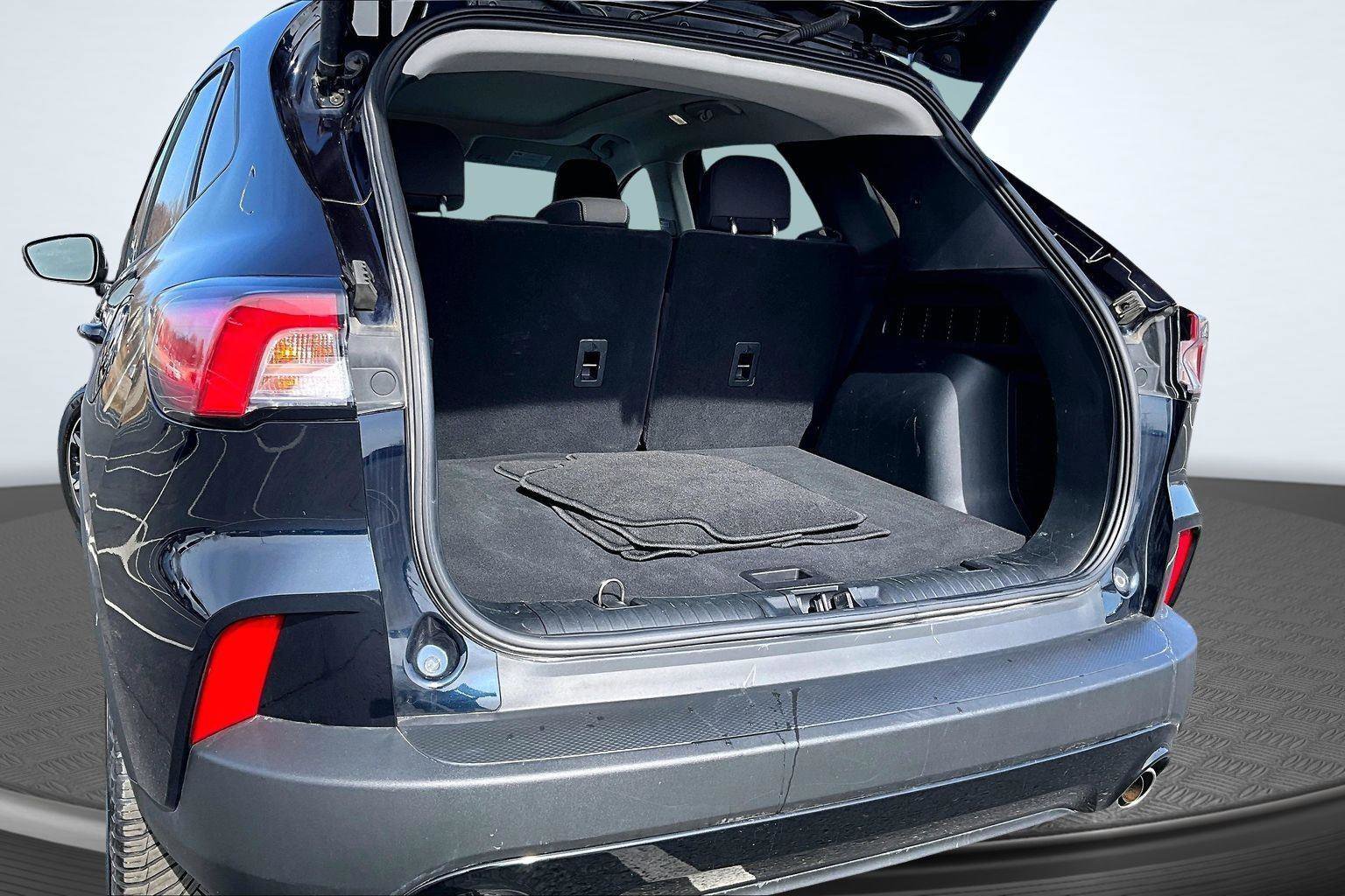 Used 2021 Ford Escape SE w/ SE Sport Appearance Package image 5