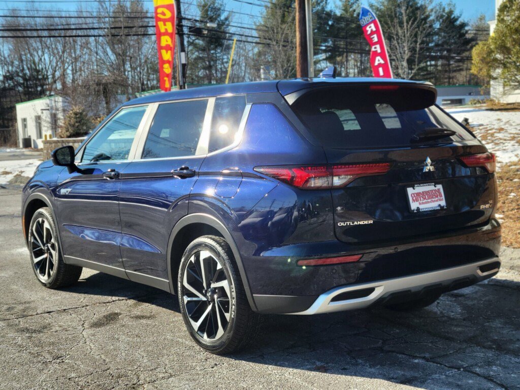 Used 2023 Mitsubishi Outlander SE image 3