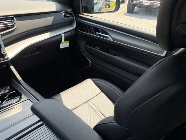 New 2026 Jeep Grand Wagoneer Limited AWD/4WD image 37
