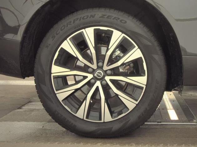 Certified 2025 Volvo XC60 B5 Plus image 5