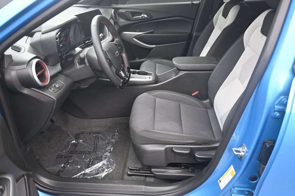 Used 2025 Chevrolet Trax RS FWD image 10