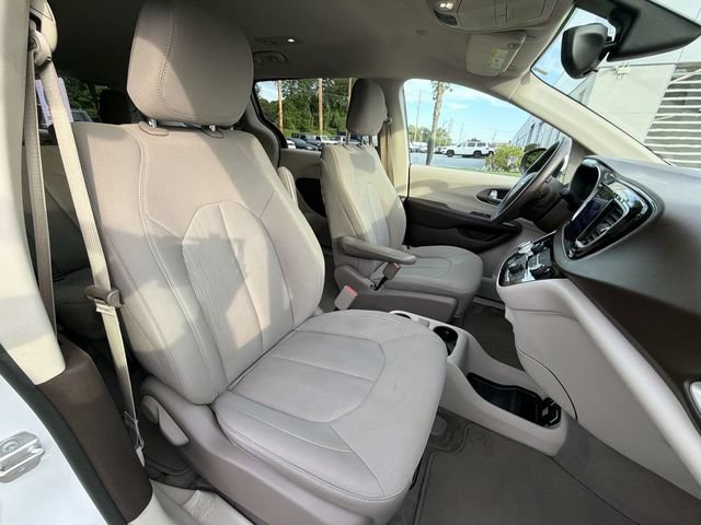 Used 2017 Chrysler Pacifica Touring w/ Tire & Wheel Group FWD image 25