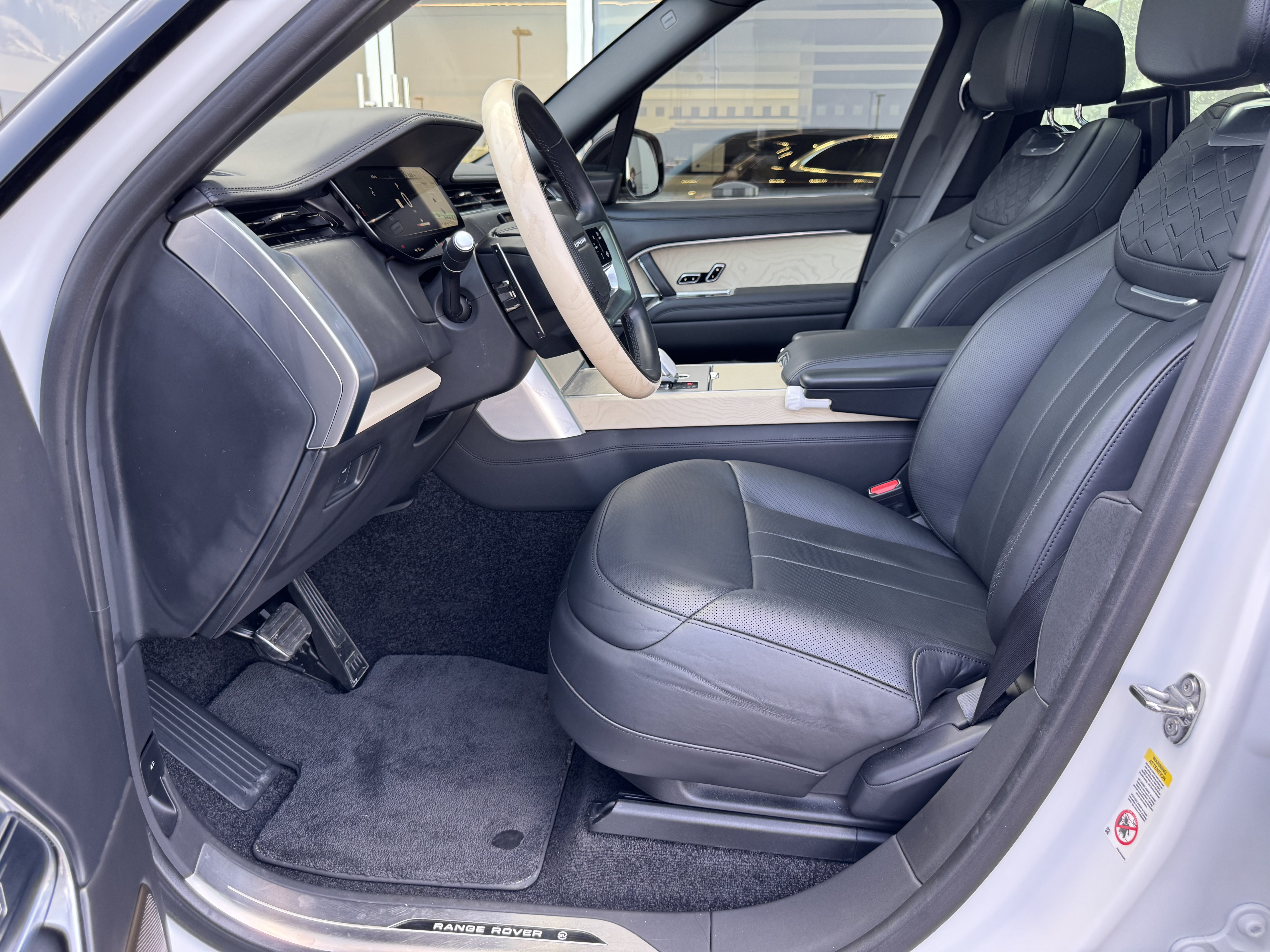 Certified 2025 Land Rover Range Rover SV AWD/4WD image 13