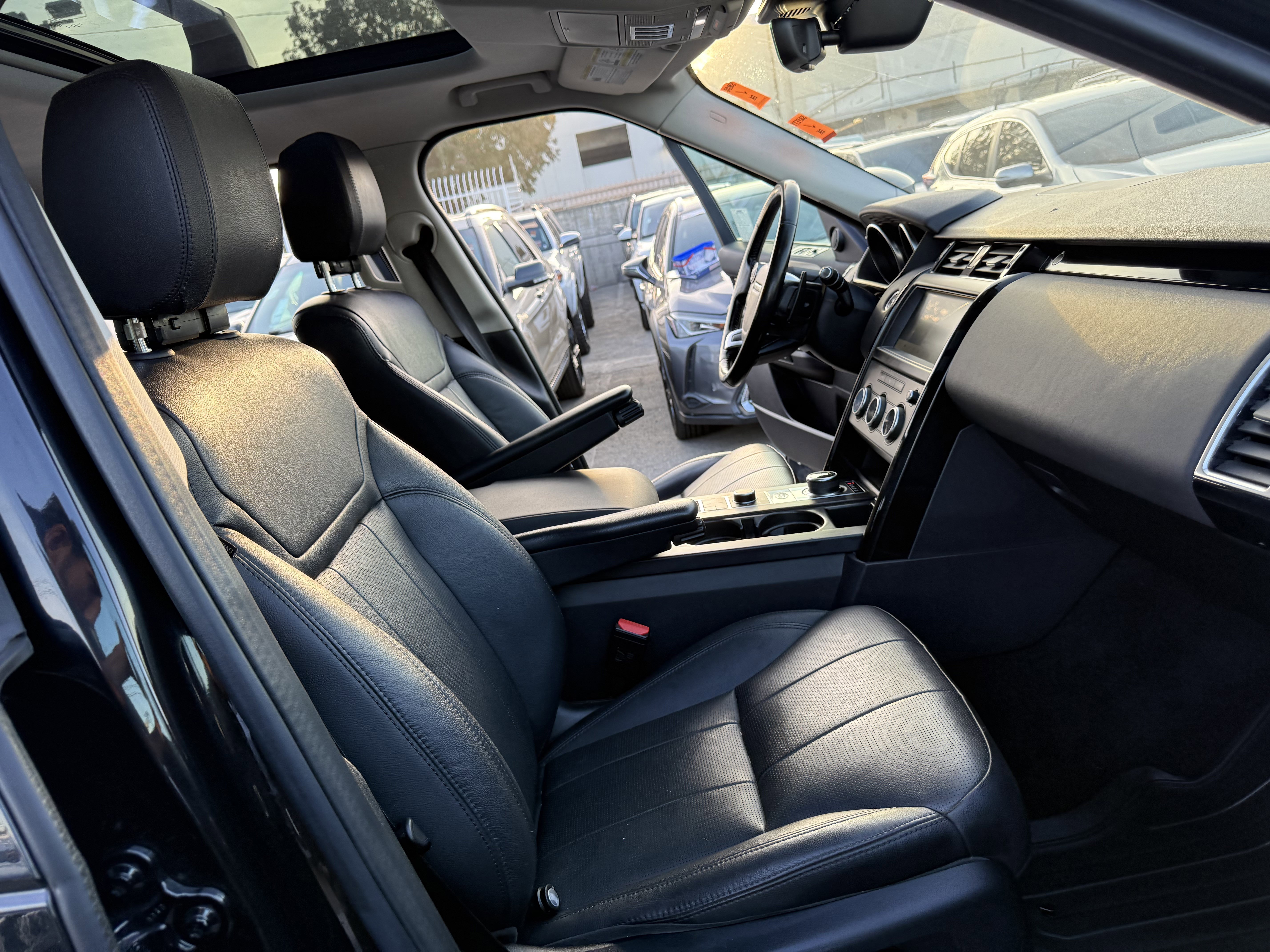 Used 2018 Land Rover Discovery SE image 24