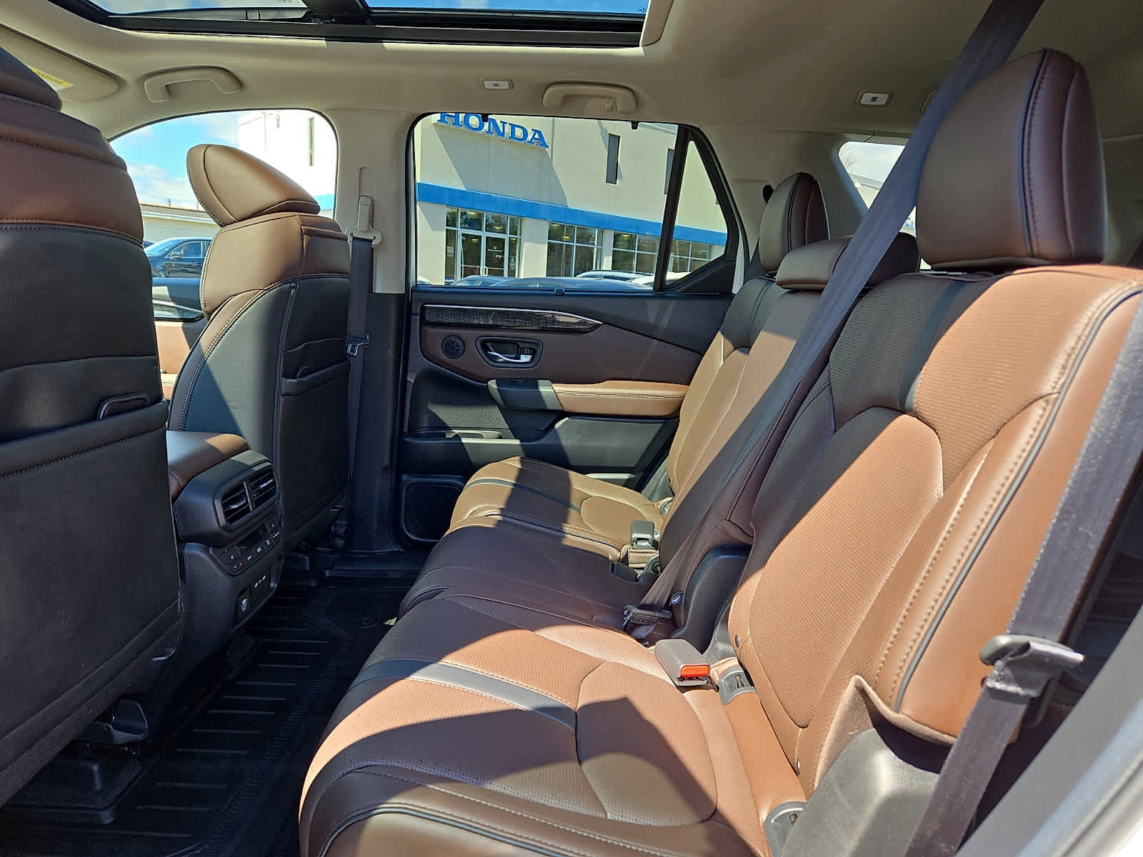 Used 2025 Honda Pilot Elite image 11