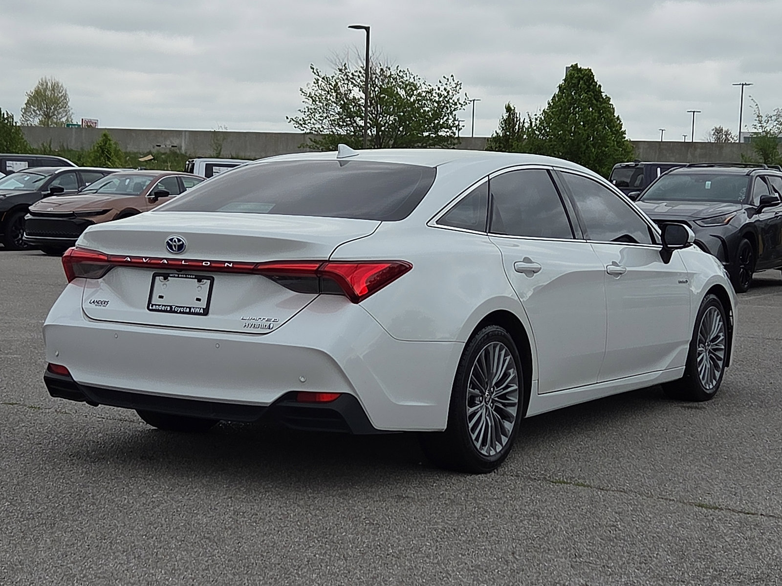 Used 2020 Toyota Avalon Limited w/ Advanced Safety Package FWD image 5