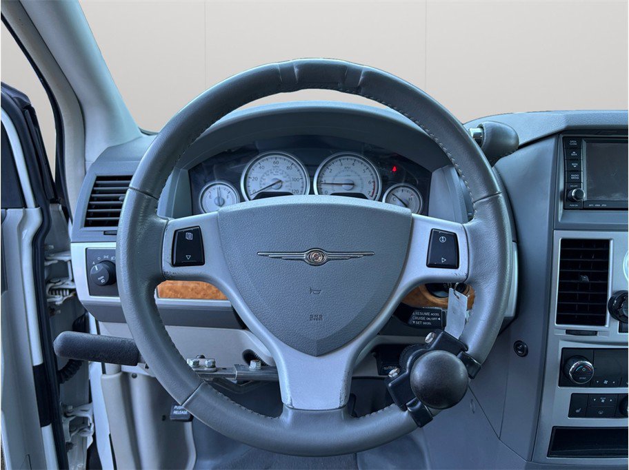 Used 2010 Chrysler Town & Country Limited image 19